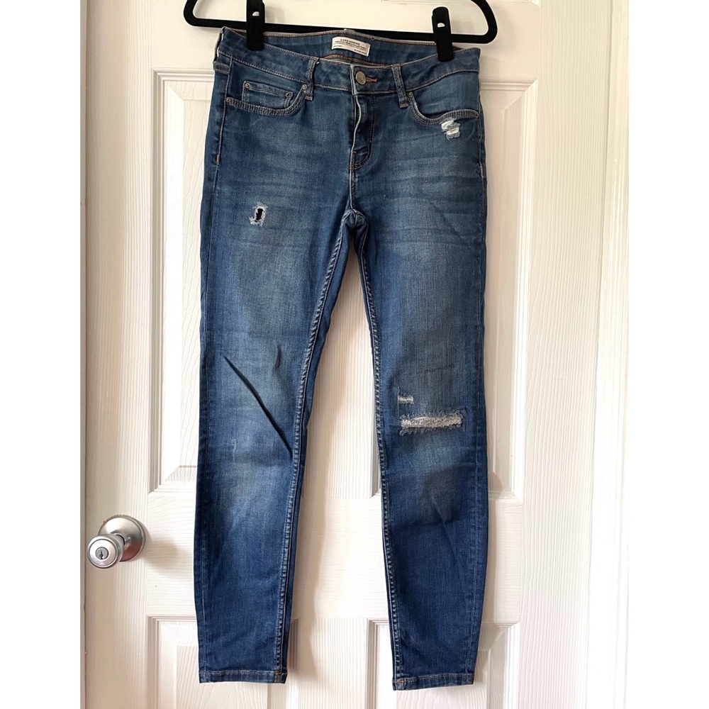 Zara premium women’s denim. Size 6 distressed details